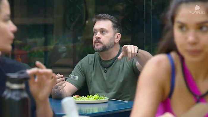 Albert questionou peões sobre os nuggets que estavam comendo Albert questionou peões sobre os nuggets que estavam comendo