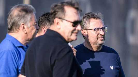 Alexandre Mattos ao lado de Pedro Lourenço e Paulo Pelaipe, dirigentes do Cruzeiro
