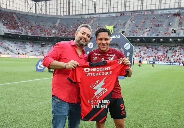 Alexandre Mattos ao lado de Vitor Roque na época de sua chegada ao Athletico