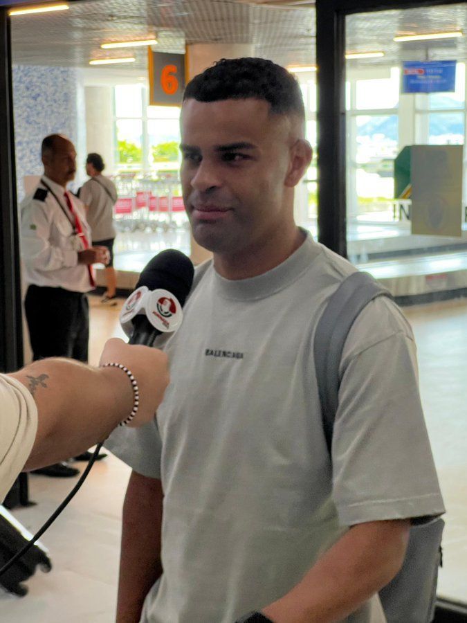 Reforço do Fluminense chega ao Rio de Janeiro e rasga elogios para Luis Zubeldía