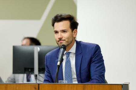 A multidão que lotava as galerias gritava palavras de ordem como “Posso entrar?” e “Abaixo a repressão, a Assembleia é do povão”.