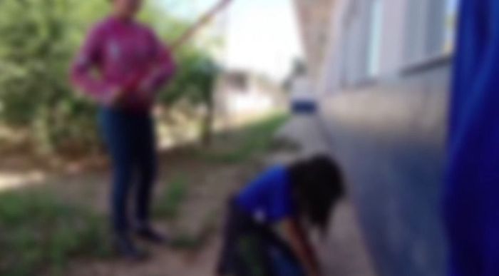 Vítima é agredida com cabo de vassoura em determinado momento.