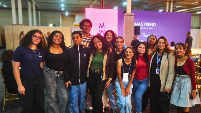 Alunos do curso técnico em vestuário do Senai visitam o Minas Trend 2025 acompanhados da professora Josiane Pontelo