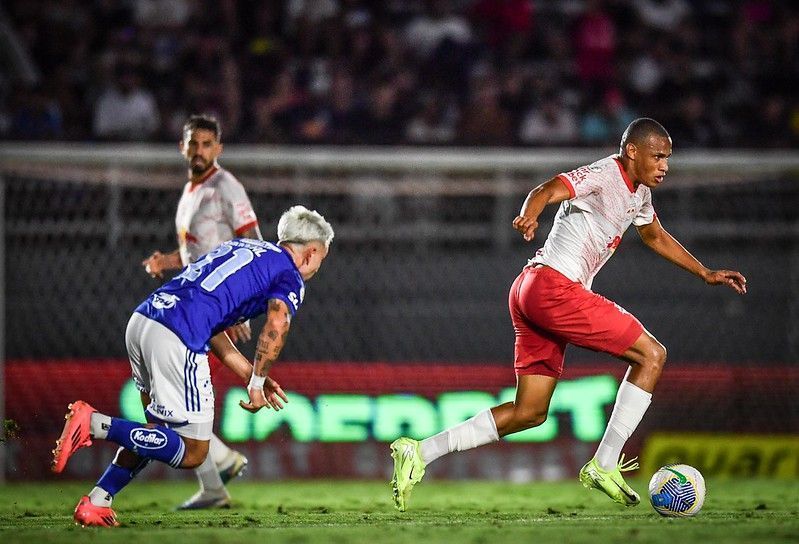 Titular do Cruzeiro revela que tem jogado com dores e faz mistério sobre futuro