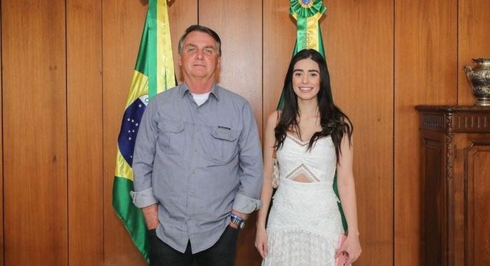 Amanda Teixeira Dias posa para foto com o ex-presidente Jair Bolsonaro