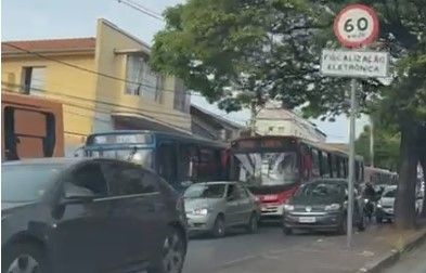 Vídeo: carro com defeito trava o trânsito na Avenida Amazonas, em BH