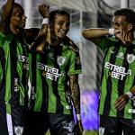 Elias salva, América vence Ponte Preta fora de casa e cola no G4 da Série B