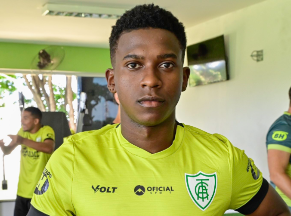 Jhosefer em treinamento no CT do América 