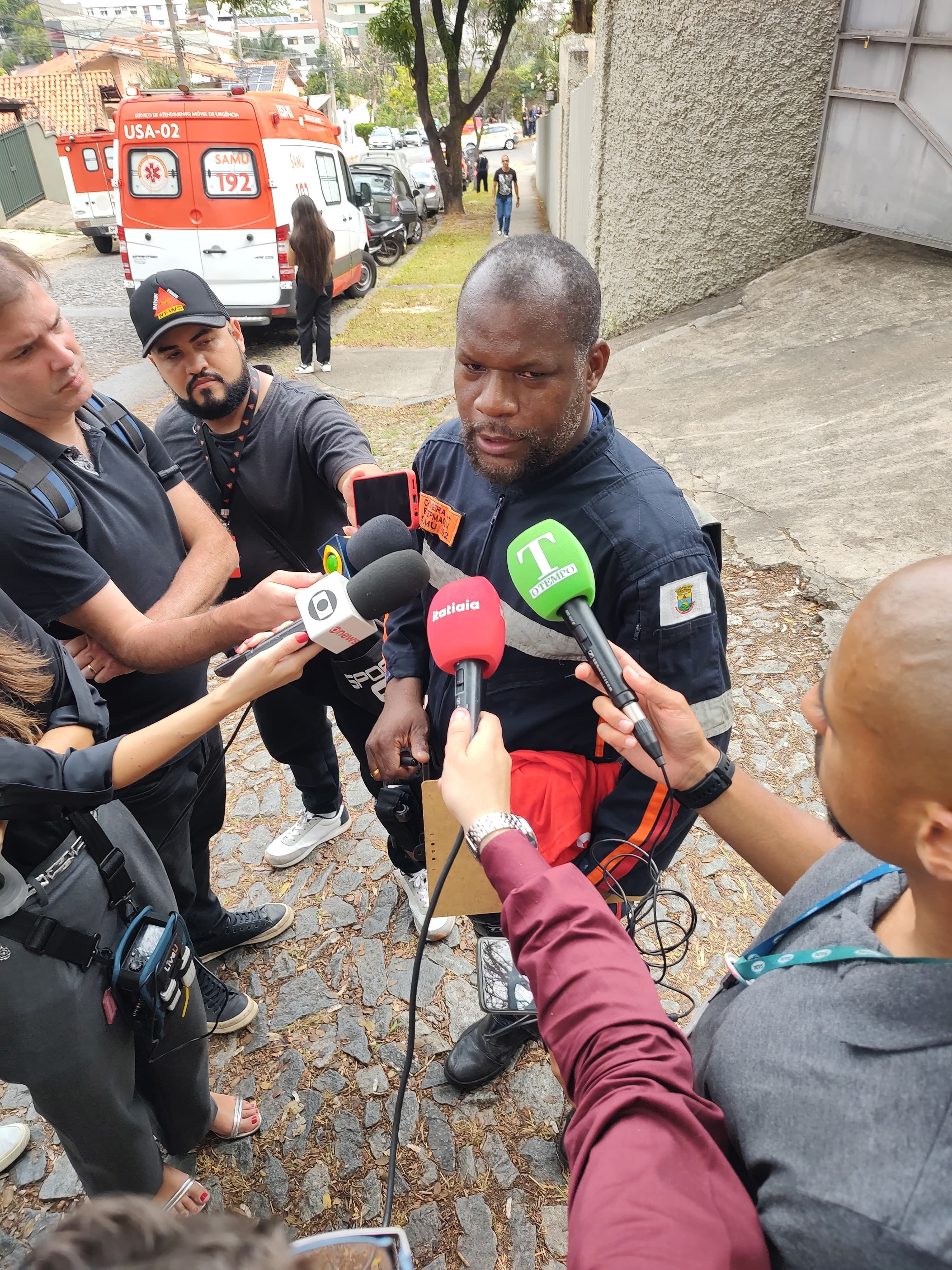Amigos de enfermeiro morto em acidente de helicóptero fazem homenagem especial antes de sepultamento