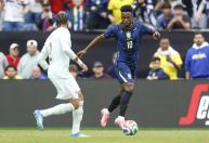 Narrador da Globo detona atuação de Vini Jr. e faz comparação com Mbappé