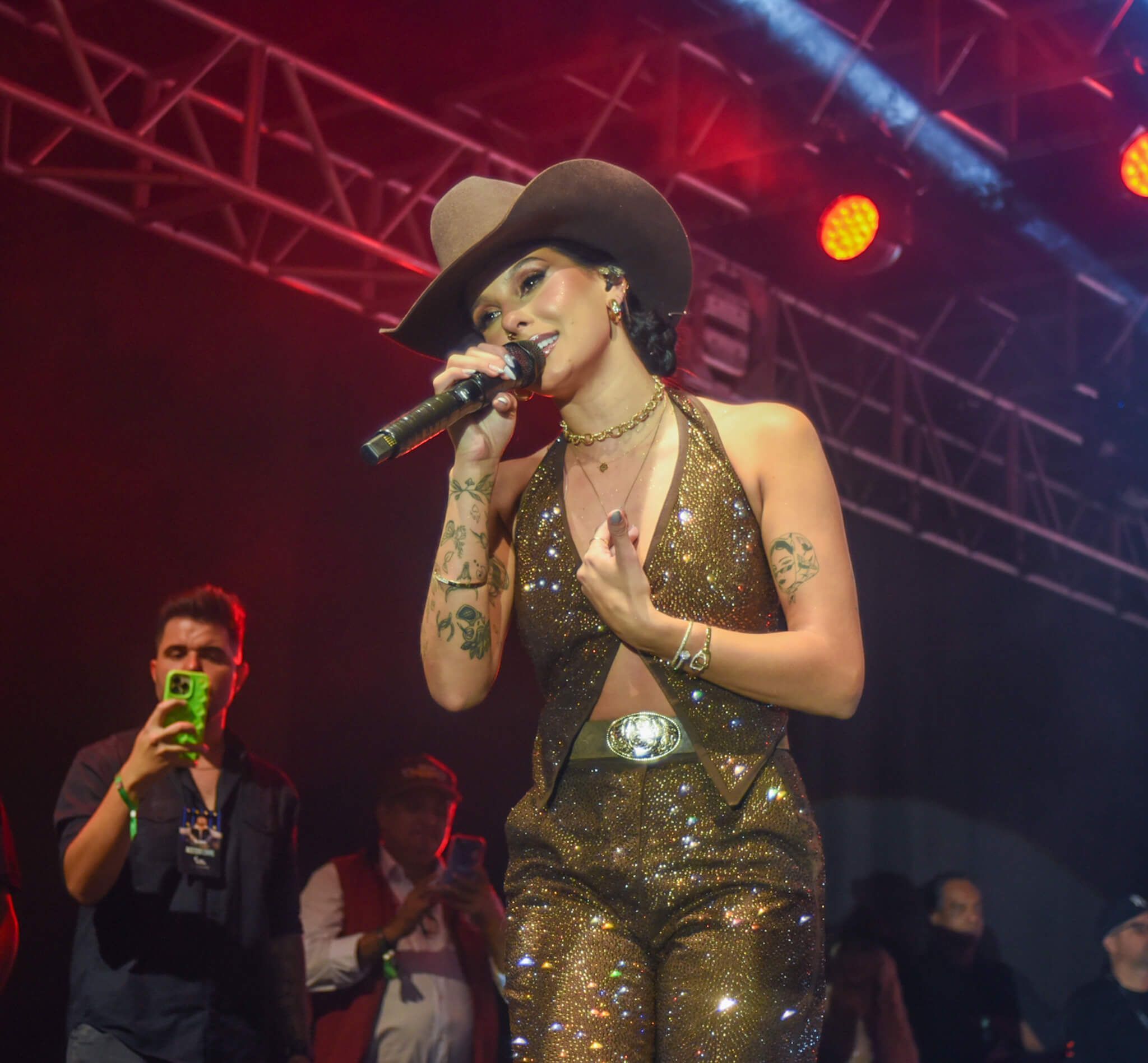 Ana Castela reúne multidão durante show na Praça da Estação, em BH; veja imagens