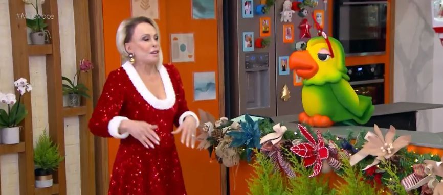 Ana Maria Braga encanta ao apresentar Mais Você vestida de Mamãe Noel