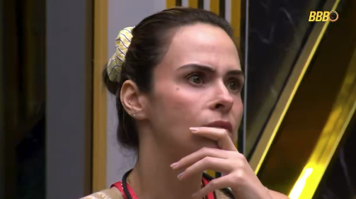 Ana Paula escuta Babu durante briga 
