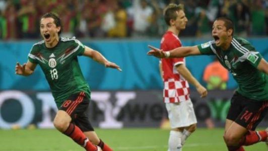 Andrés Guardado e Chicharito comemoram gol mexicano contra a Croácia em 2014