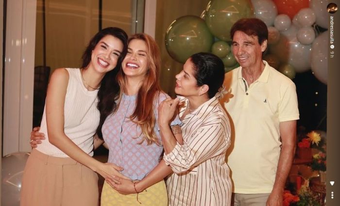 Andressa Suita e sua família com a mão na barriga da esposa de Gusttavo Lima.
