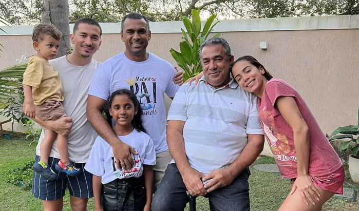 Anitta ao lado dos irmãos, pai e sobrinhos 