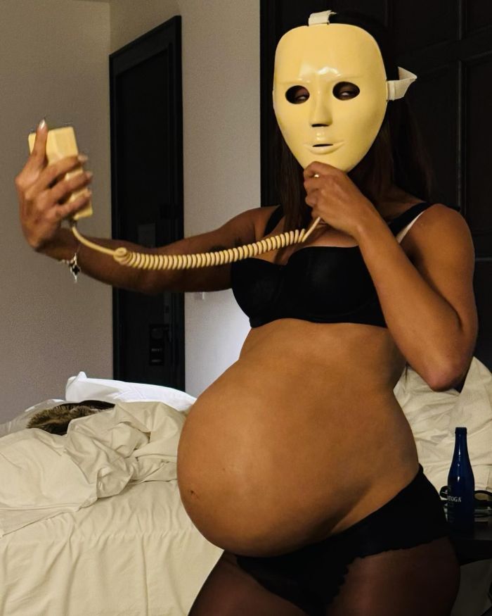 Anitta aparece com barrigão de grávida nas redes sociais