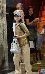 Aniversário de Maísa em boate contou com a presença de famosos