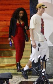 Aniversário de Maísa em boate contou com a presença de famosos