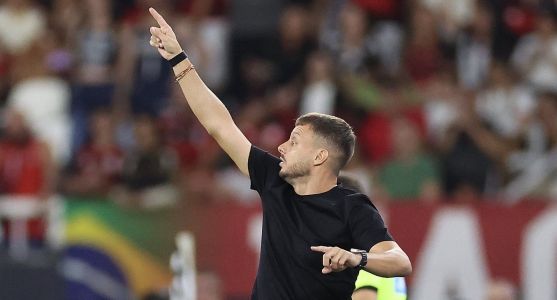 Martín Anselmi em Botafogo 0 x 3 Flamengo, pelo Brasileirão 2026