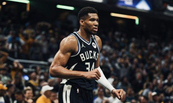 Giannis Antetokounmpo em ação pelos Bucks nos playoffs da NBA em 2025