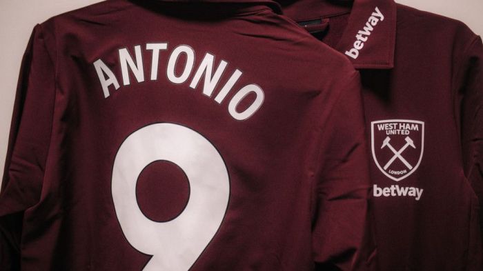 Camisa que será usada pelos jogadores do West Ham em homenagem a Antonio