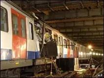 Impacto da bomba em um dos vagões do metrô de Londres
