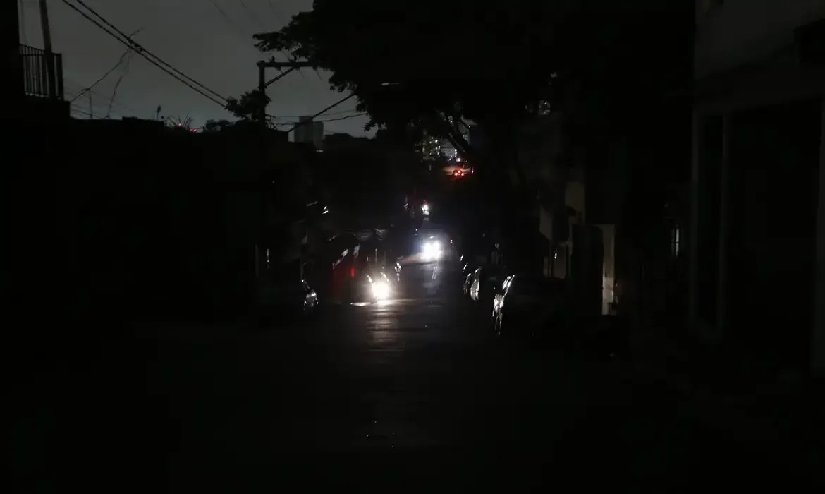 5º dia sem luz: mais de 100 mil residências permanecem no escuro após apagão em SP