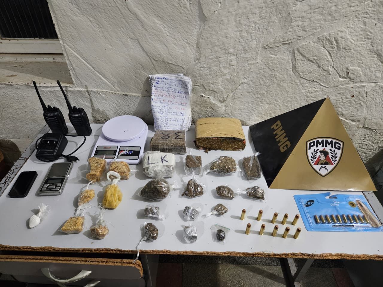 Homem é preso com drogas e munições dentro de casa em Montes Claros