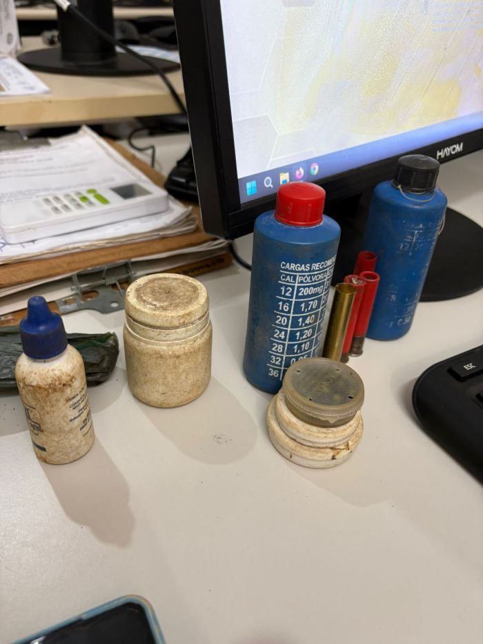 Entorpecentes foram encontrados em uma das residências dos suspeitos Entorpecentes foram encontrados em uma das residências dos suspeitos