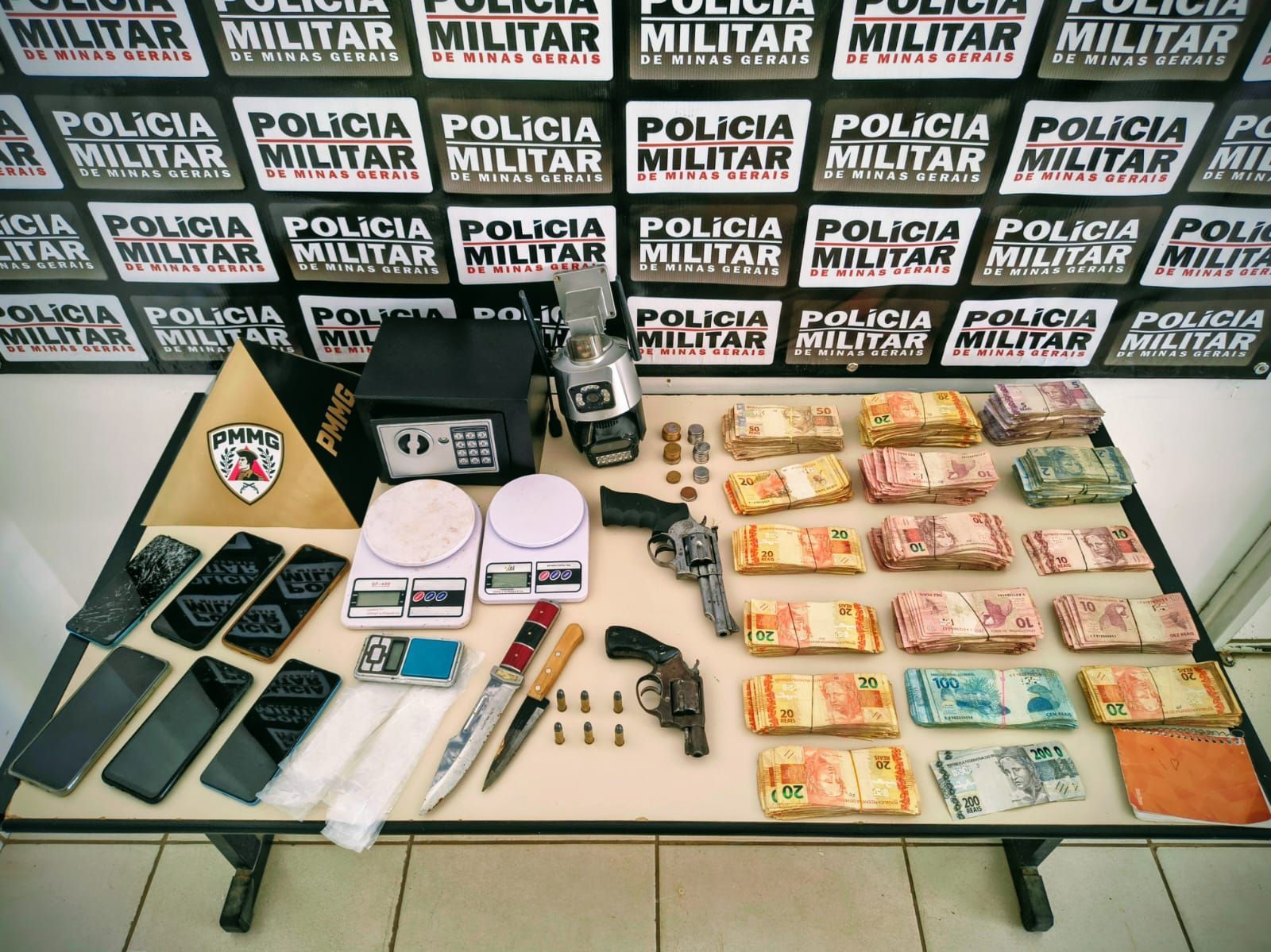 Dois homens são presos com armas e R$ 42 mil durante operação em São Romão