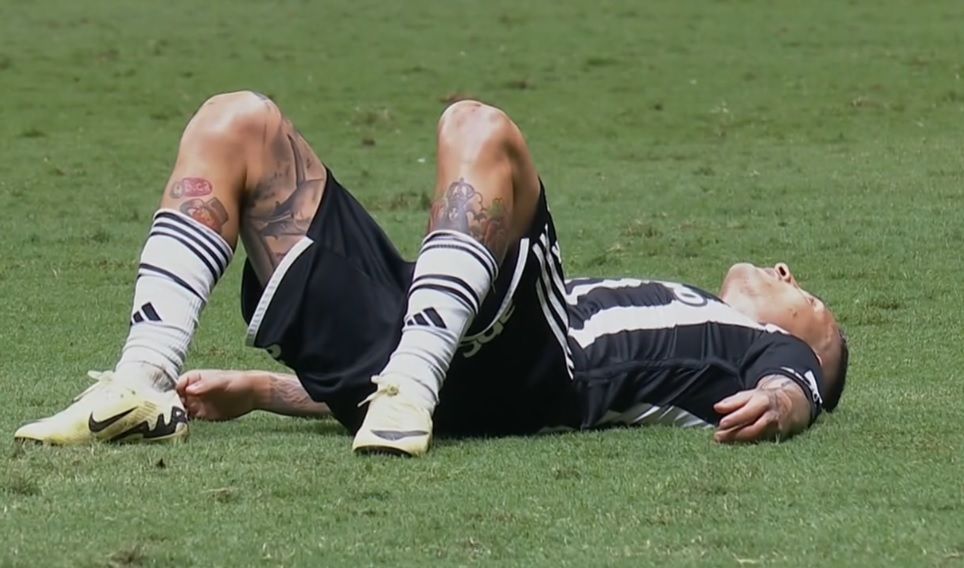 Titular do Atlético deixa jogo contra o Vasco com dores e vira preocupação