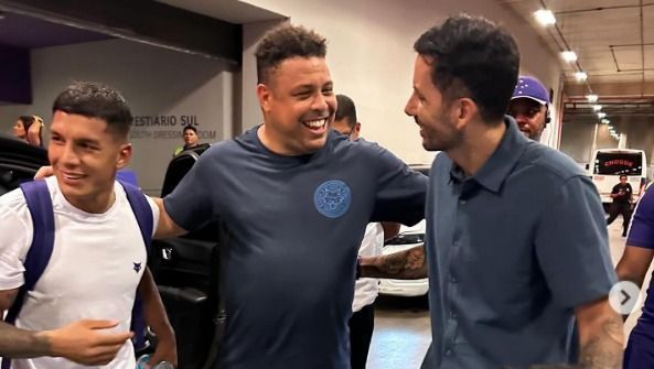 Romero, Ronaldo e Ariel Cabral conversaram no estacionamento do Mineirão