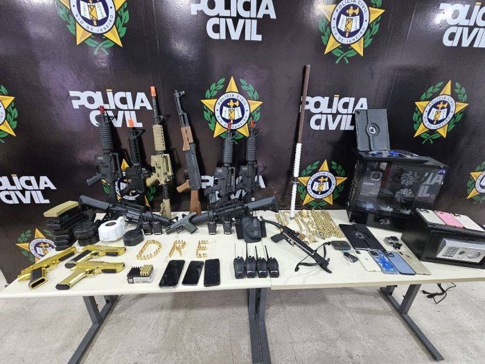 Armas e celulares apreendidos na casa do rapper Oruam, nesta quarta-feira (26). Armas e celulares apreendidos na casa do rapper Oruam, nesta quarta-feira (26).