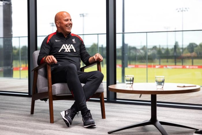 Arne Slot é apresentado oficialmente como o novo treinador do Liverpool