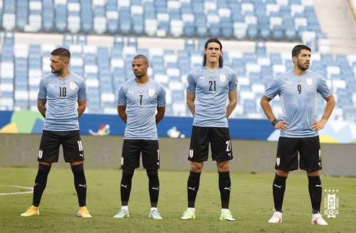 Da esquerda para a direita, Arrascaeta, De La Cruz, Cavani e Suárez em ação pela Seleção do Uruguai