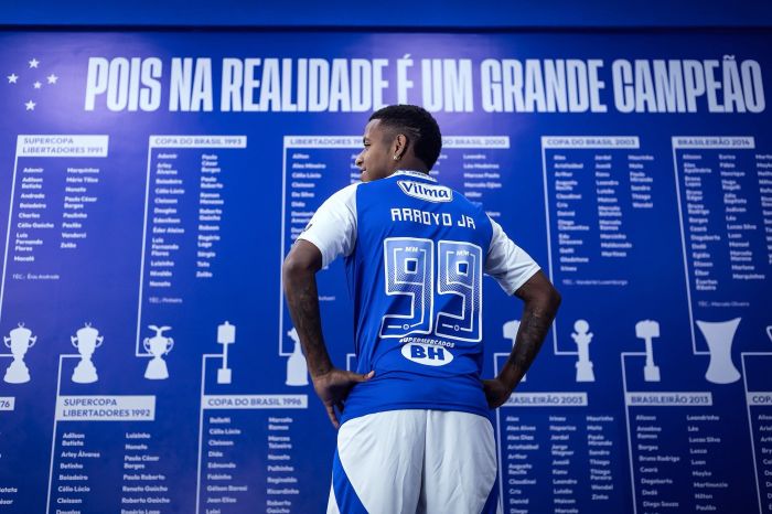 Arroyo com a camisa 99 do Cruzeiro