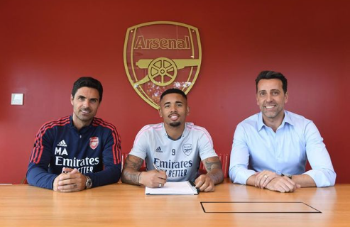Brasileiro surpreende e pede demissão de gigante da Premier League