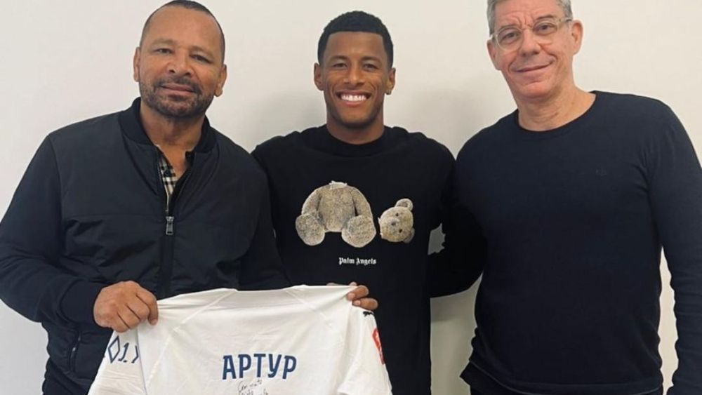 Pai de Neymar visita jogador negociado pelo Cruzeiro na Europa