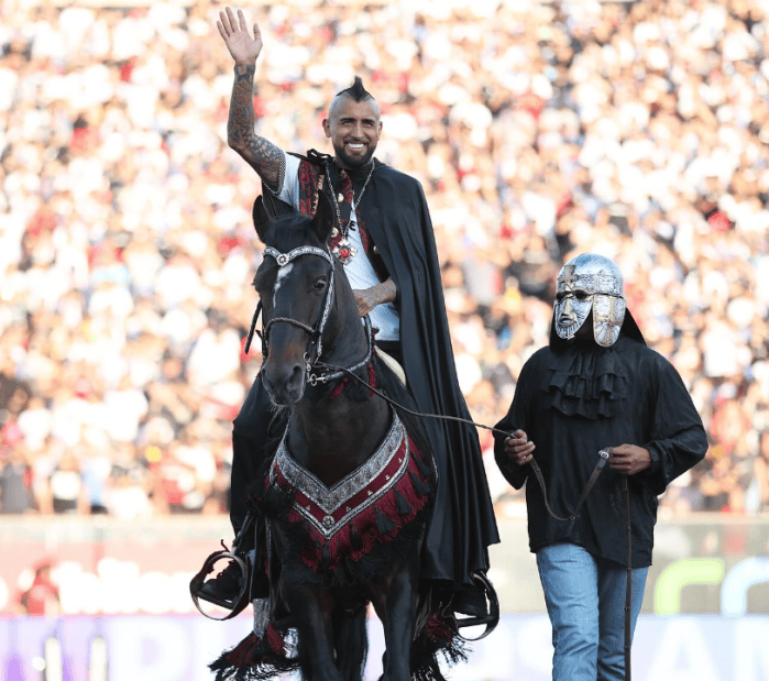 Reforço do Colo-Colo, Arturo Vidal deu volta olímpica em cima de cavalo Reforço do Colo-Colo, Arturo Vidal deu volta olímpica em cima de cavalo
