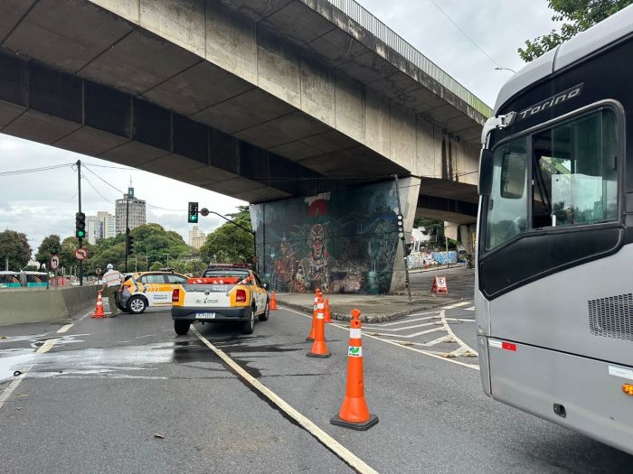 De acordo com informações da BHTrans, o sentido bairro da avenida está bloqueado para a retirada da árvore. De acordo com informações da BHTrans, o sentido bairro da avenida está bloqueado para a retirada da árvore.