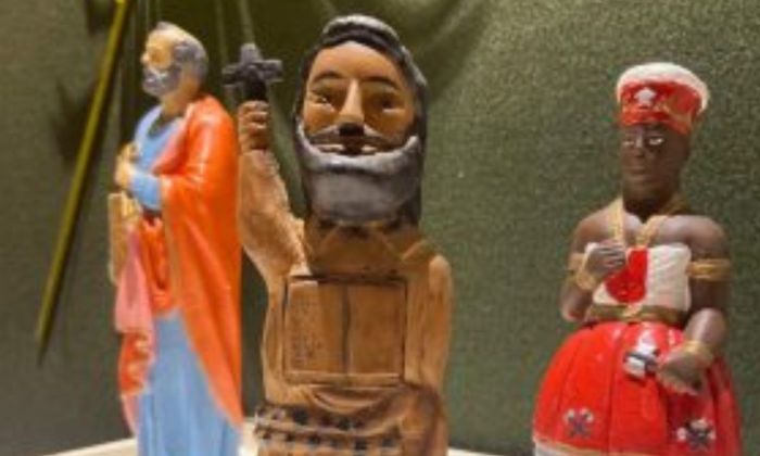 As 35 peças em exibição foram criadas, principalmente, em gesso e cerâmica policromada e são oriundas de diferentes localidade As 35 peças em exibição foram criadas, principalmente, em gesso e cerâmica policromada e são oriundas de diferentes localidade