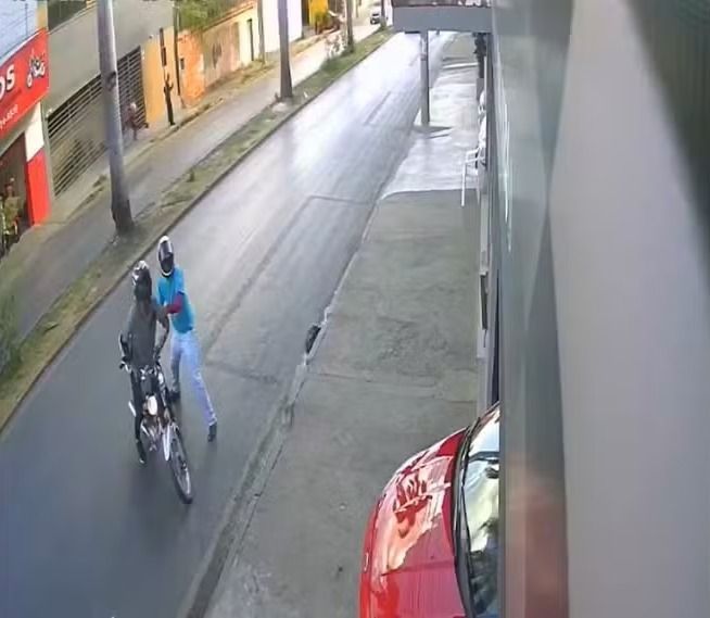 Imagens da câmera de segurança mostra dois homens suspeitos da tentativa de assalto com capacete na cabeça 