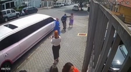Veja o vídeo do momento em que a artista foi assaltada por um homem, que estava em uma bicicleta. Veja o vídeo do momento em que a artista foi assaltada por um homem, que estava em uma bicicleta.