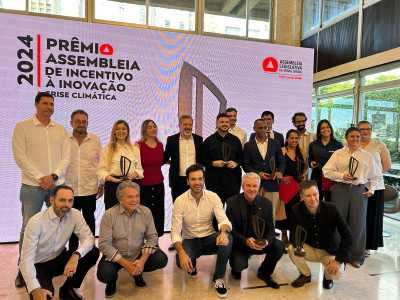Os servidores municipais de Belo Horizonte decidiram, em assembleia na Praça da Estação, na manhã desta terça-feira, recusar a proposta de reajuste salarial da prefeitura e continuar de greve.