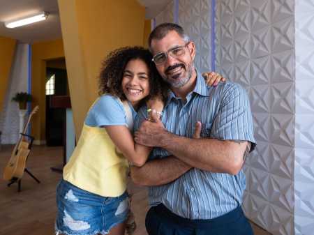 Joélly (Alana Cabral) e Jorginho (Juliano Cazarré) em Três Graças • Globo/ Estevam Avellar
