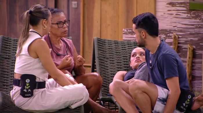 Participantes conversam sobre Gracyanne