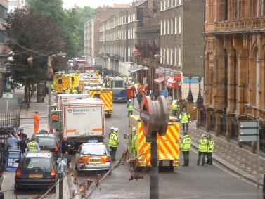 Veículos de emergência na Russell Square na sequência dos atentados.