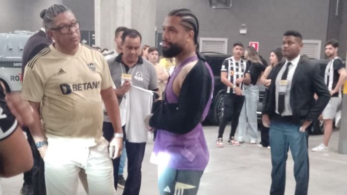 Otávio, do Atlético, foi visto de tipoia depois de classificação do Galo Otávio, do Atlético, foi visto de tipoia depois de classificação do Galo