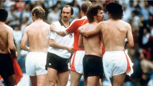 Atletas de Alemanha e Áustria se cumprimentam após jogo suspeito em 1982